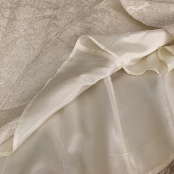 Vintage Ivory Satin Wedding Gown - Picture 15 of 16